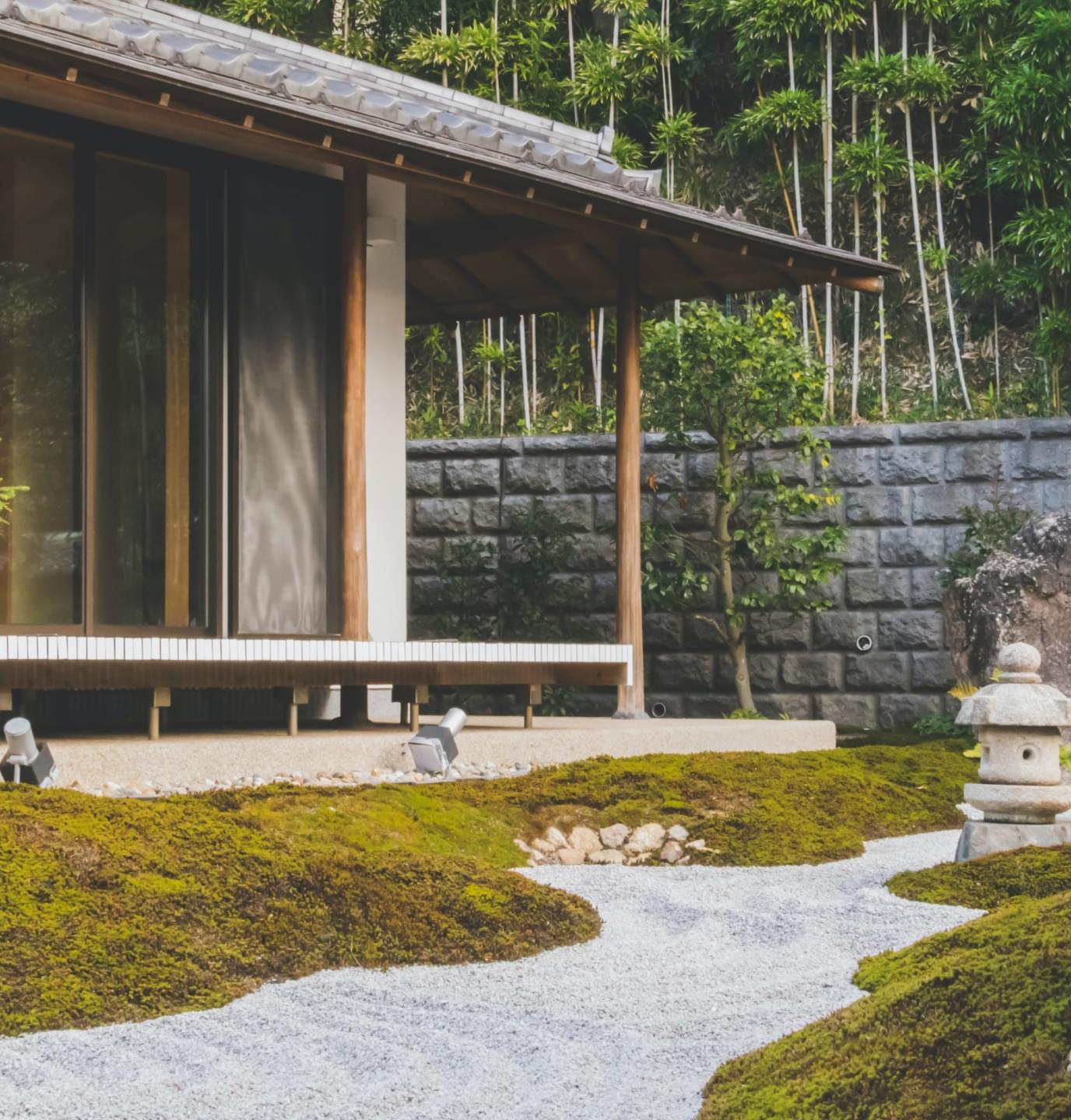 Fragment drewnianego domu przy lesie z pięknym ogrodem